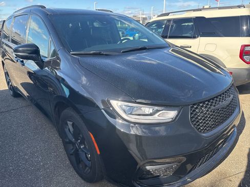 Used 2025 Chrysler Pacifica Limited FWD image 25