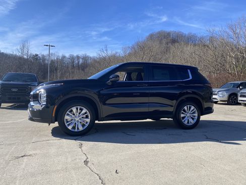 New 2026 Mitsubishi Outlander ES image 2