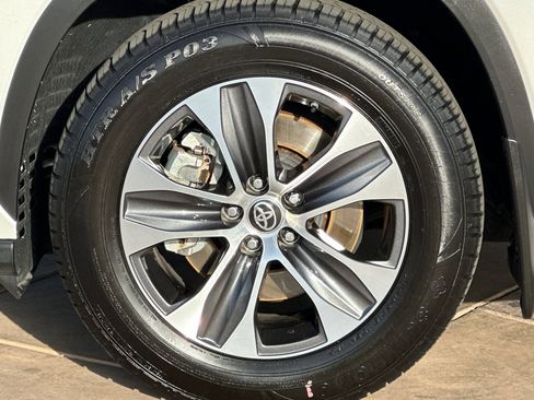 Certified 2021 Toyota Highlander XLE image 35