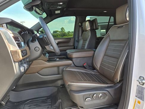Used 2025 GMC Yukon Denali Ultimate AWD/4WD image 9
