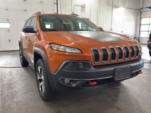 Used 2016 Jeep Cherokee Trailhawk w/ Comfort/Convenience Group AWD/4WD image 3