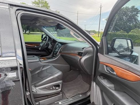 Used 2018 Cadillac Escalade Luxury RWD image 11