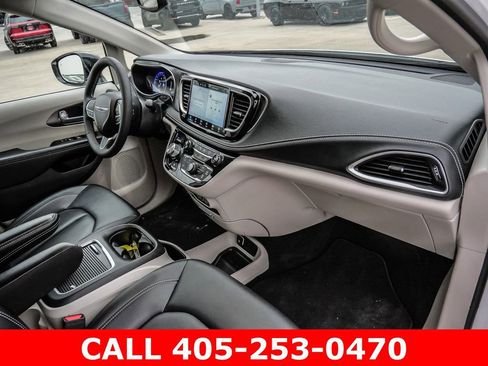 Used 2024 Chrysler Pacifica Touring-L AWD/4WD image 14