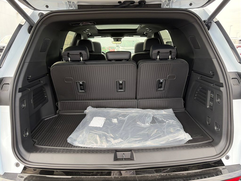 New 2026 Chevrolet Traverse High Country w/ LPO, Floor Liner Package AWD/4WD image 7