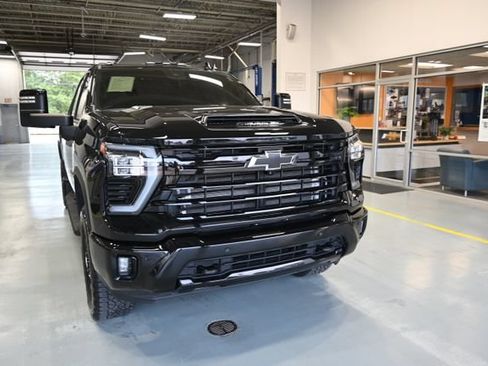 Used 2024 Chevrolet Silverado 2500 LTZ w/ LTZ Plus Package AWD/4WD image 3