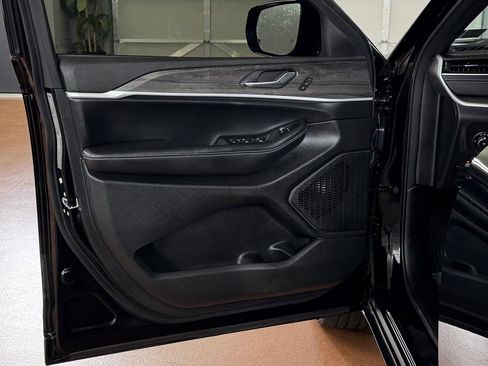 Used 2025 Jeep Grand Cherokee L Limited w/ Black Appearance Package image 16