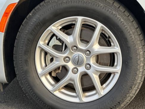 Used 2024 Chrysler Pacifica Touring-L image 31