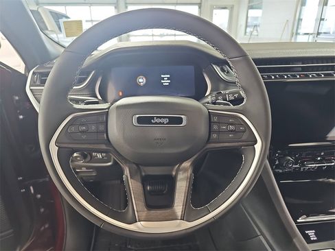 Used 2025 Jeep Grand Cherokee Limited image 22