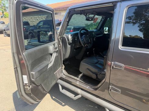 Used 2017 Jeep Wrangler Unlimited Sahara AWD/4WD image 18