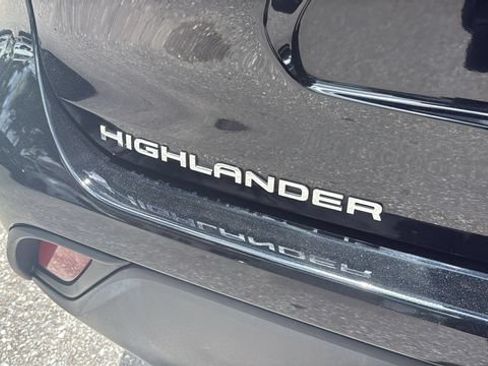 Used 2023 Toyota Highlander L FWD image 7