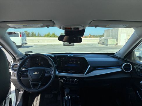 Used 2025 Chevrolet Trax LT FWD image 33
