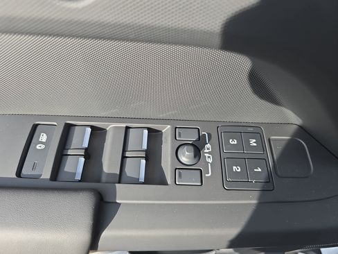 New 2026 Land Rover Defender 110 X-Dynamic SE image 27