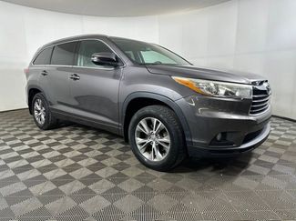 Used 2015 Toyota Highlander XLE video 2