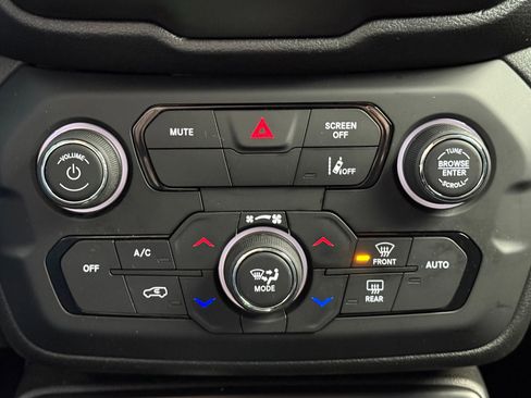 Used 2023 Jeep Renegade Latitude image 18