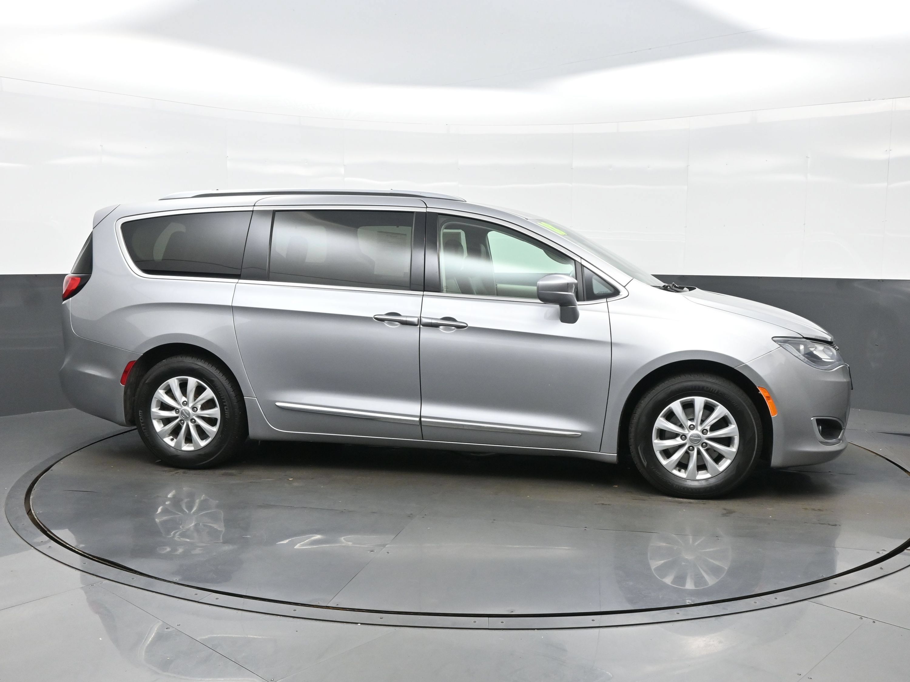 Used 2018 Chrysler Pacifica Touring-L Plus FWD image 7