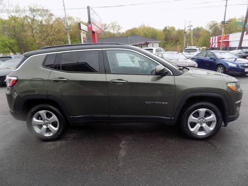 Used 2019 Jeep Compass Latitude w/ Cold Weather Group AWD/4WD image 2