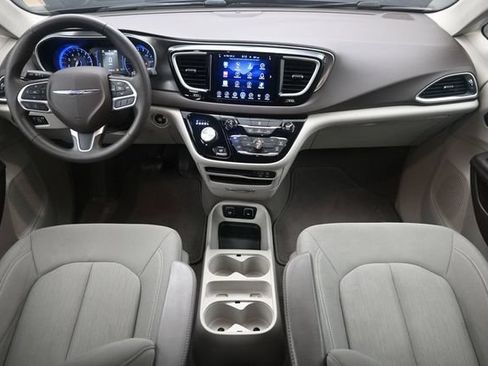 Used 2017 Chrysler Pacifica Touring w/ Tire & Wheel Group FWD image 20