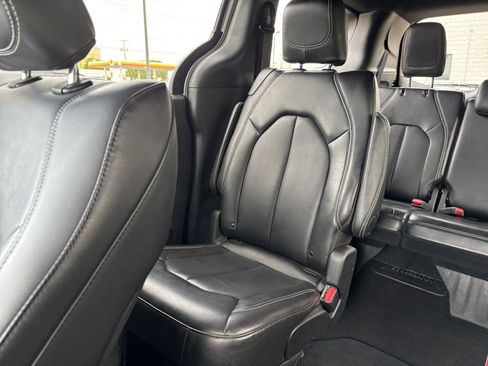 Used 2025 Chrysler Pacifica Select image 42