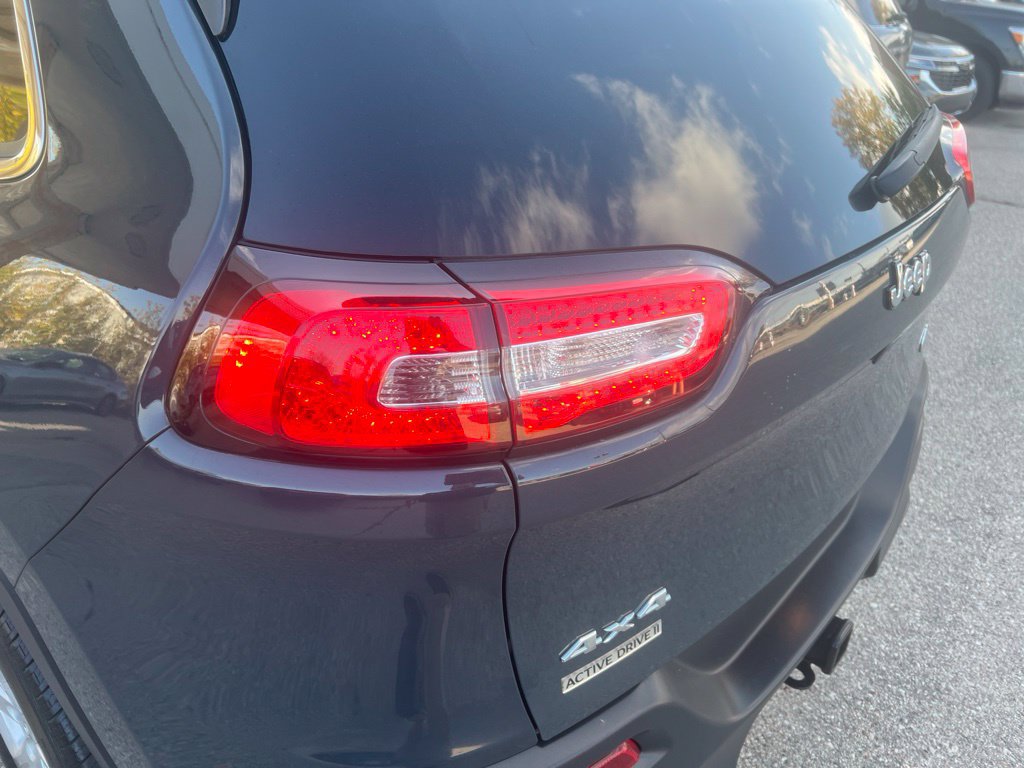 Used 2018 Jeep Cherokee Latitude Plus w/ Comfort/Convenience Group AWD/4WD image 39