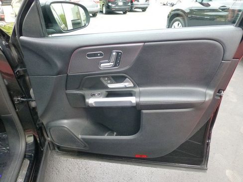 Used 2021 Mercedes-Benz GLB 250 4MATIC image 21