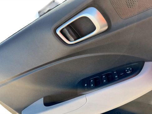 Used 2021 Hyundai Venue SEL image 11