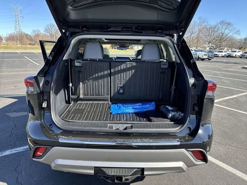 New 2026 Toyota Highlander Platinum image 18