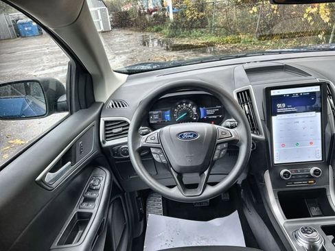 Used 2024 Ford Edge SE image 12