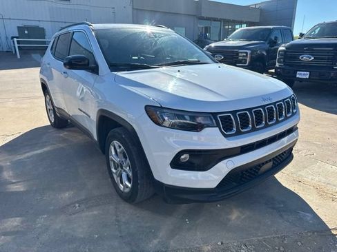 Used 2025 Jeep Compass Latitude w/ Sun & Sound Group AWD/4WD image 8