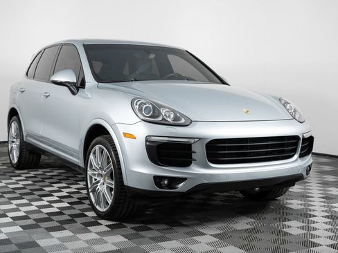 Used 2018 Porsche Cayenne Platinum Edition w/ Premium Package image 9