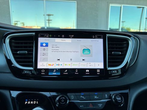 Used 2025 Chrysler Pacifica Select image 21