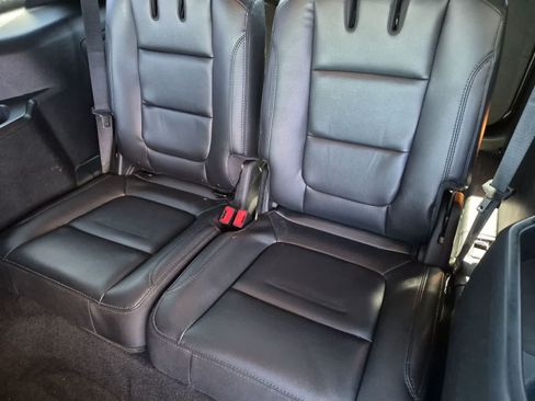 Used 2018 Ford Explorer XLT w/ Equipment Group 202A FWD image 36