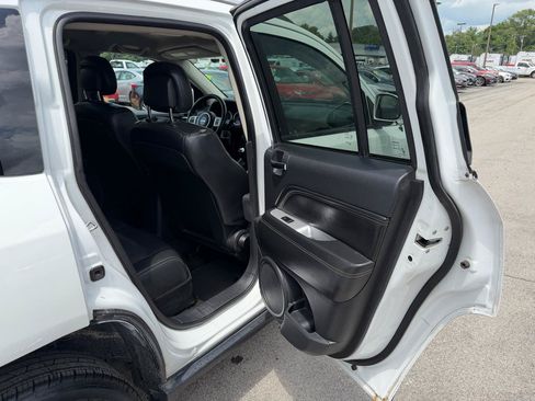 Used 2017 Jeep Compass Latitude FWD image 10