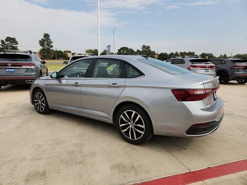 Used 2025 Volkswagen Jetta SE FWD image 4