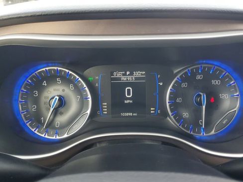 Used 2019 Chrysler Pacifica Touring-L image 11