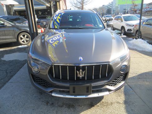 Used 2018 Maserati Levante GranLusso image 2
