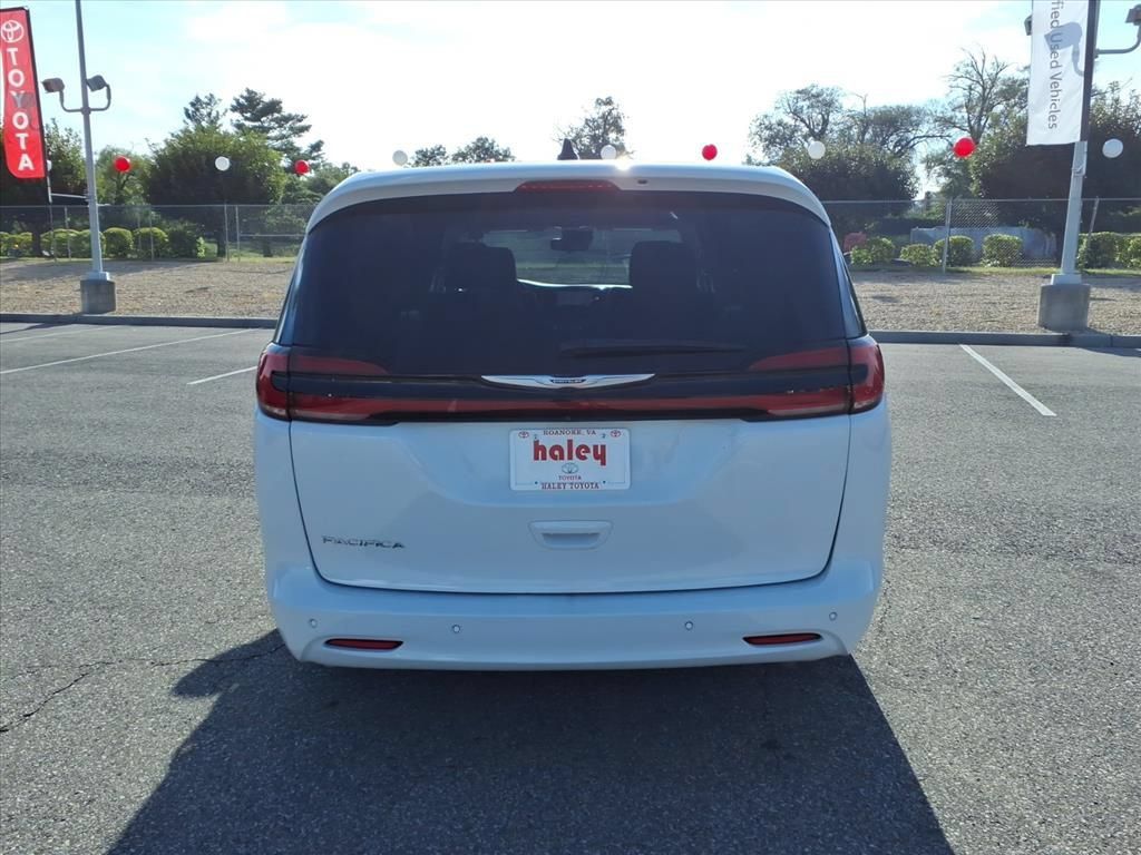 Used 2024 Chrysler Pacifica Touring-L FWD image 6
