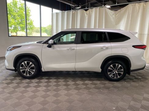 Used 2023 Toyota Highlander XLE AWD/4WD image 6