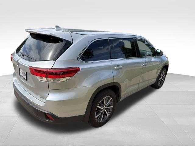 Used 2017 Toyota Highlander XLE AWD/4WD image 3