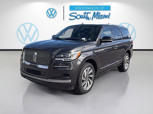 Used 2023 Lincoln Navigator Reserve image 3