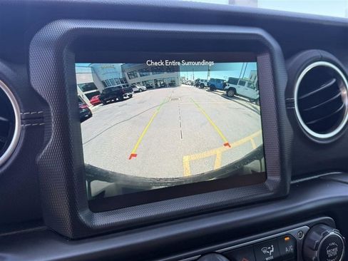 Used 2022 Jeep Wrangler Unlimited Sahara w/ Cold Weather Group AWD/4WD image 33