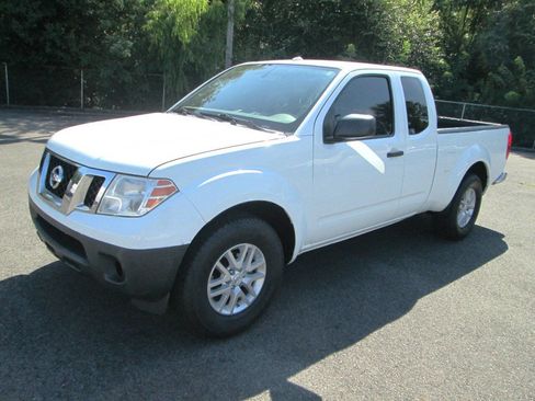 Used 2017 Nissan Frontier SV image 5