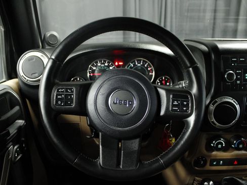 Used 2011 Jeep Wrangler Unlimited Sahara w/ Connectivity Group AWD/4WD image 10