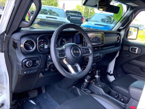 Certified 2024 Jeep Wrangler Unlimited Sahara w/ Technology Group AWD/4WD image 13