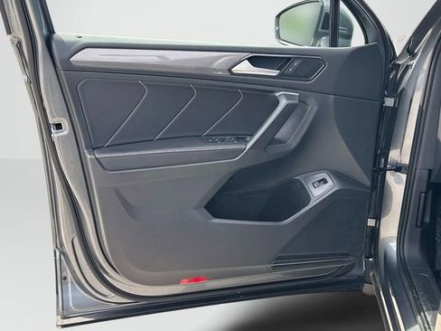 Used 2024 Volkswagen Tiguan SE w/ Panoramic Sunroof Package image 13