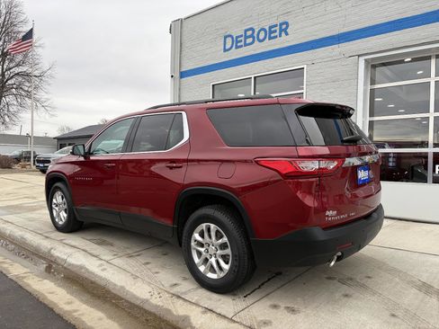 Used 2021 Chevrolet Traverse LT image 3