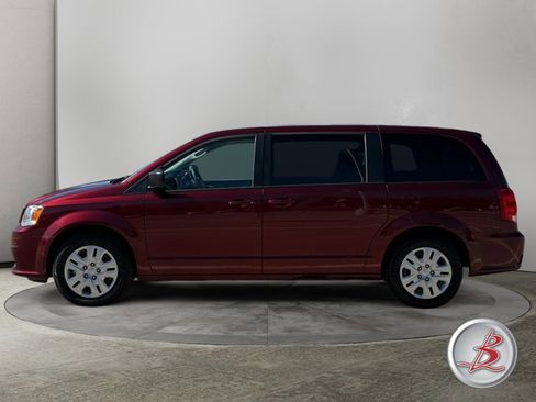 Used 2018 Dodge Grand Caravan SE w/ UConnect Hands-Free Group image 4