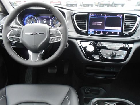 New 2026 Chrysler Pacifica Select image 4