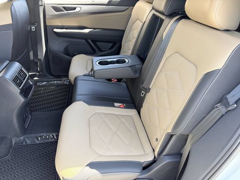 Used 2025 Volkswagen Atlas Cross Sport SE FWD image 17