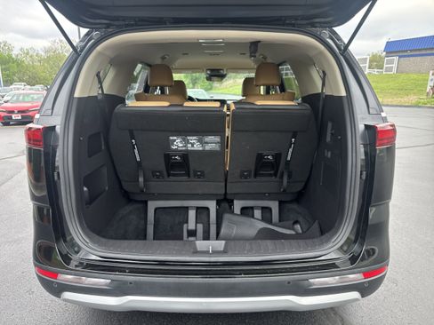 Used 2024 Kia Carnival LX image 11