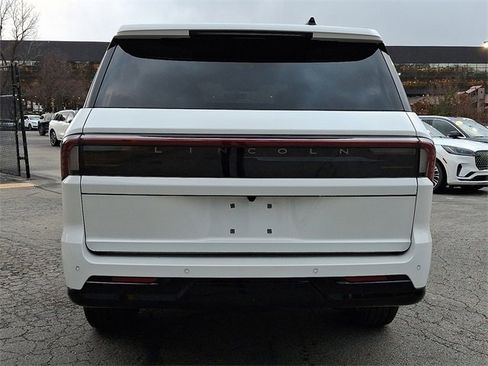 Used 2025 Lincoln Navigator Reserve image 5